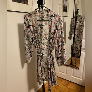 Floral print robe